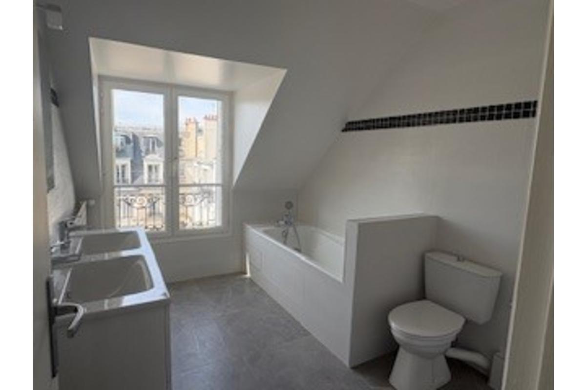 L2010F_salledebain